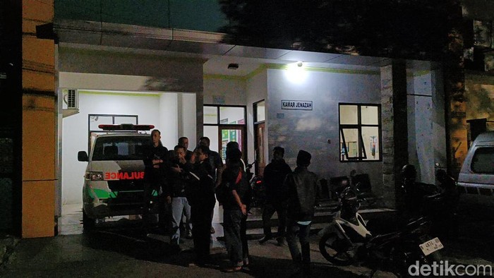 Keluarga pria sweater merah yang ditemukan di lahan kosong Probolinggo.