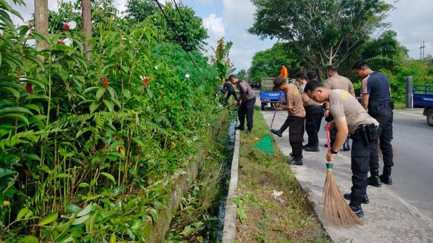 Kepolisian bersama warga membersihkan sekitar lokasi jembatan di Kecamatan Dumai Selatan, Kota Dumai menjelang diresmikan Kapolri Jenderal Listyo Sigit Prabowo (Polda Riau)