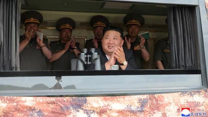 Kim Jong Un memantau peluncuran rudal jelajah Korea Utara