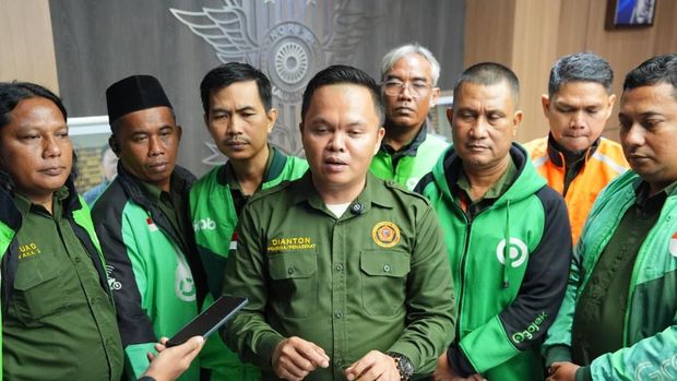 Komunitas pengemudi ojol dan Dianton.