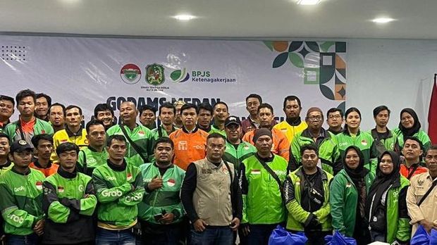 Komunitas pengemudi ojol dan Dianton.