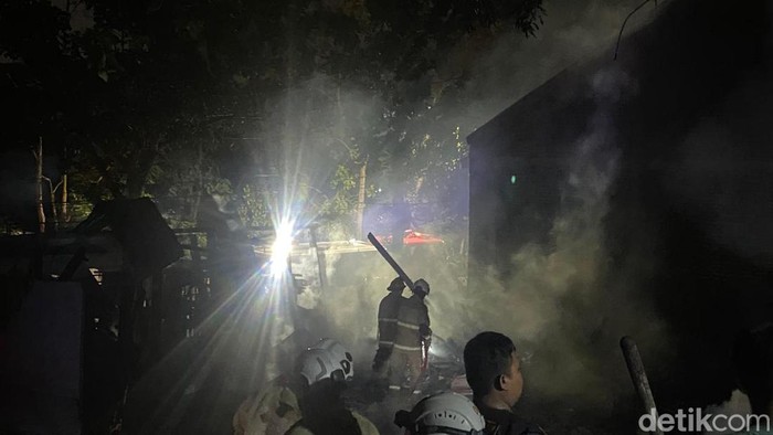 Kondisi gudang kayu di Jalan Kompol R Soekanto, Kelurahan Mangunharjo, Kecamatan Tembalang, yang terbakar Minggu (5/7/2026).