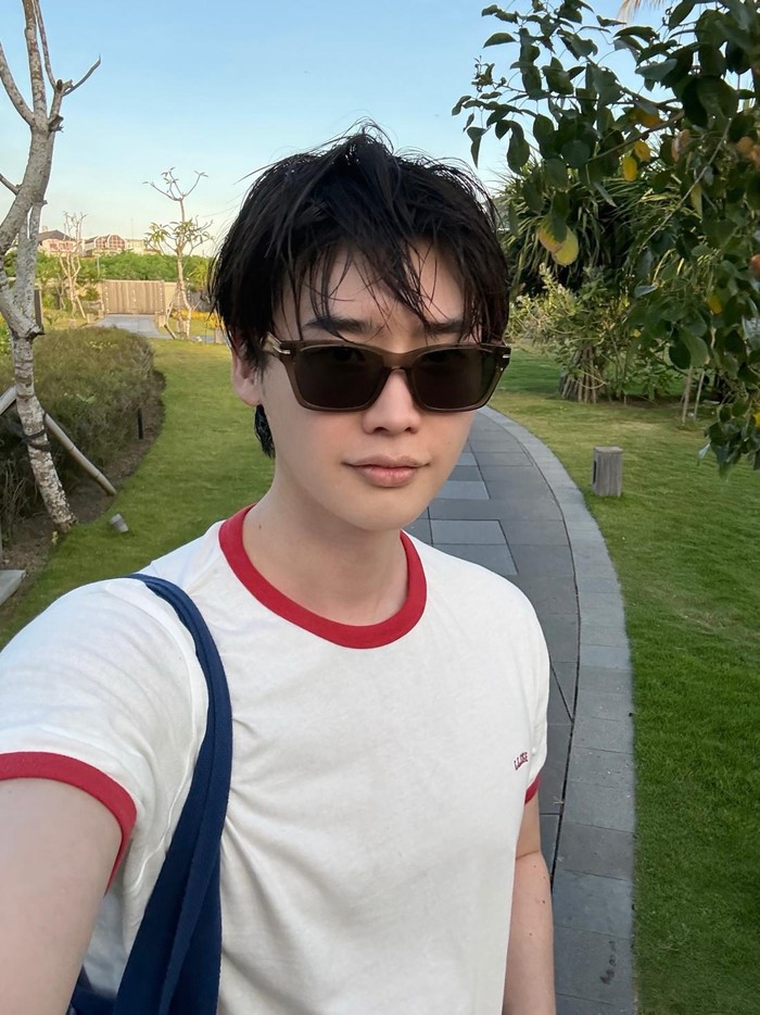 Lee Jong Suk memamerkan momen liburan di Bali.