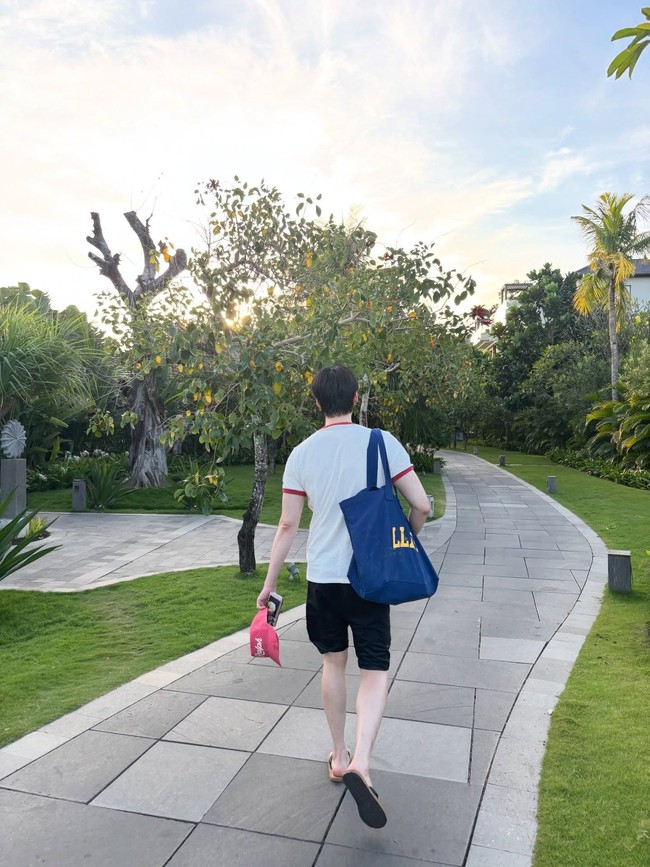 Tak sedikit fans yang bertanya-tanya apakah Lee Jong Suk pergi berlibur bersama kekasihnya IU. Foto: Instagram