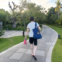 Tak sedikit fans yang bertanya-tanya apakah Lee Jong Suk pergi berlibur bersama kekasihnya IU. Foto: Instagram