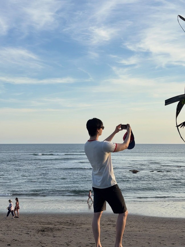 Dalam foto yang dibagikannya, Lee Jong Suk menikmati waktu luangnya dengan berenang di resor mewah Regent Bali Canggu. Fans sontak heboh menyorot tubuh atletisnya. Foto: Instagram