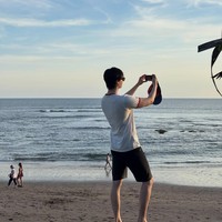 Dalam foto yang dibagikannya, Lee Jong Suk menikmati waktu luangnya dengan berenang di resor mewah Regent Bali Canggu. Fans sontak heboh menyorot tubuh atletisnya. Foto: Instagram