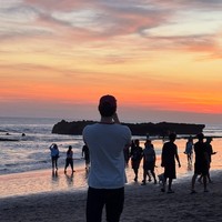 Bulan lalu, Lee Jong Suk juga memamerkan foto liburannya di Gunung Batur Kintamani, menunggu detik-detik sunrise dari atas mobil jeep. Tak sendiri, Lee Jong Suk ditemani dua teman dekatnya. Foto: Instagram
