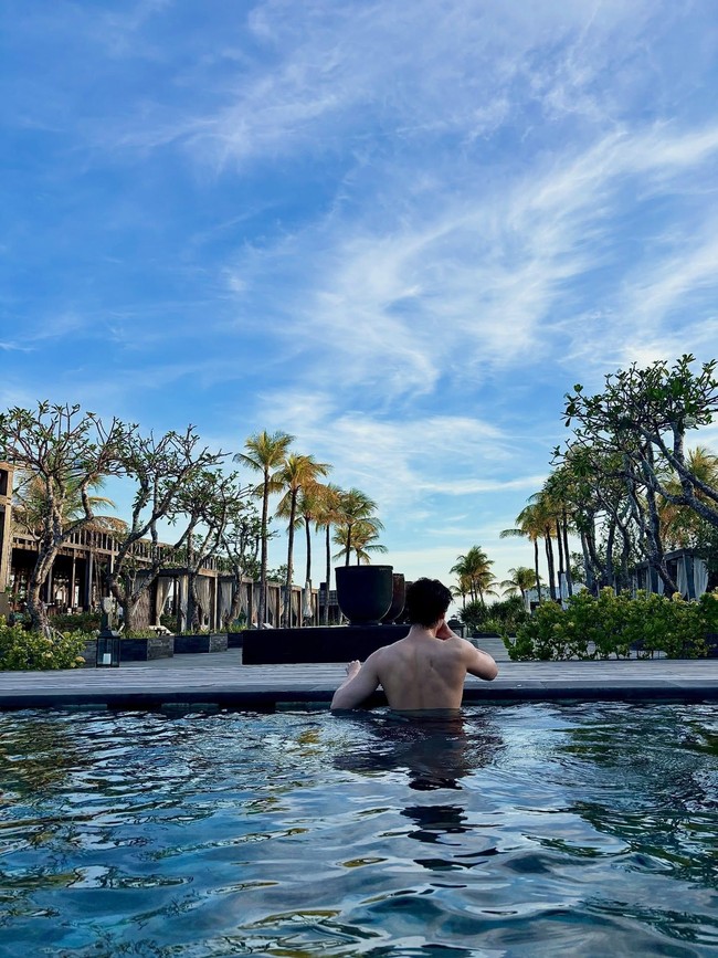 Meski membelakangi kamera, Lee Jong Suk tetap memancarkan karismanya dengan otot punggung yang kekar hasil rutinitas gym. Foto: Instagram