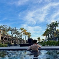 Meski membelakangi kamera, Lee Jong Suk tetap memancarkan karismanya dengan otot punggung yang kekar hasil rutinitas gym. Foto: Instagram