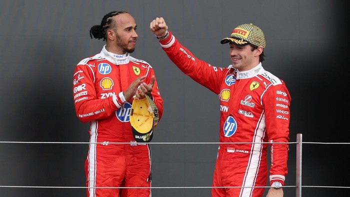 Charles Leclerc (kanan) menjadi pemenang GP Inggris 2026, sedangkan rekan setimnya, Lewis Hamilton (kiri) finis ketiga.