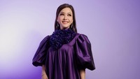 Maia Estianty mengaku saat ini berat badannya lagi naik. Gileee, berat gue naik 3 kg, kelar kawinan anak, tulisnya dilihat di akun Threads, dikutip Minggu (5/7/2026). (Foto: dok Instagram maiaestiantyreal / bengurion.works)