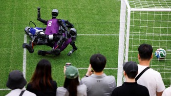 RoboCup menjadi salah satu ajang bergengsi bagi para peneliti, mahasiswa, dan pengembang teknologi dari berbagai negara untuk menguji inovasi terbaru di bidang robotika. Selain menghadirkan pertandingan yang kompetitif, kompetisi ini juga menjadi wadah kolaborasi dalam mendorong pengembangan teknologi yang diharapkan dapat diterapkan di berbagai sektor, seperti industri, kesehatan, pendidikan, hingga penanganan bencana. REUTERS/Kim Soo-hyeon