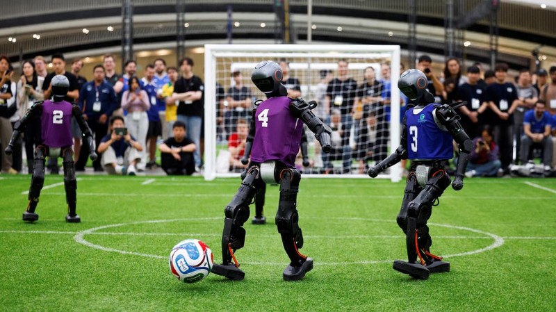 Kemajuan teknologi robotika kembali menjadi sorotan dalam ajang RoboCup 2026 yang digelar di Incheon, Korea Selatan, Minggu (5/7/2026). Kompetisi robot internasional tersebut menampilkan aksi robot humanoid yang bertanding layaknya atlet sungguhan. Pada partai final Divisi Besar, Tim Hephaestus dari Universitas Tsinghua berhadapan dengan Tim Universitas Pertanian Pegunungan dan Laut Tiongkok dalam pertandingan yang menyita perhatian para pengunjung. REUTERS/Kim Soo-hyeon