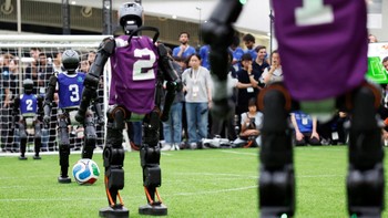 Robot-robot humanoid memperlihatkan kemampuan berjalan, menjaga keseimbangan, mengolah bola, hingga menyusun strategi permainan secara mandiri dengan dukungan kecerdasan buatan (Artificial Intelligence/AI), sensor, dan sistem penglihatan komputer. REUTERS/Kim Soo-hyeon