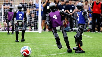 Setiap pergerakan robot menunjukkan perkembangan pesat teknologi yang memungkinkan mesin meniru kemampuan manusia dalam mengambil keputusan dan beradaptasi dengan situasi di lapangan. REUTERS/Kim Soo-hyeon