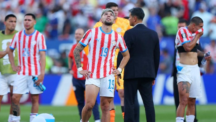 Timnas Prancis memastikan tempat di babak perempat final Piala Dunia 2026 setelah menundukkan Paraguay dengan skor tipis 1-0 pada laga 16 besar di Philadelphia Stadium, Minggu (5/7/2026) dini hari WIB. Gol semata wayang Les Bleus dicetak sang kapten, Kylian Mbappe, melalui eksekusi penalti pada menit ke-70 setelah wasit memberikan hadiah penalti usai meninjau tayangan VAR dan menyatakan Diego Gomez melanggar Desire Doue di kotak terlarang. REUTERS