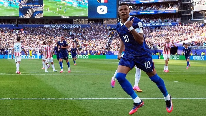 Timnas Prancis memastikan tempat di babak perempat final Piala Dunia 2026 setelah menundukkan Paraguay dengan skor tipis 1-0 pada laga 16 besar di Philadelphia Stadium, Minggu (5/7/2026) dini hari WIB. Gol semata wayang Les Bleus dicetak sang kapten, Kylian Mbappe, melalui eksekusi penalti pada menit ke-70 setelah wasit memberikan hadiah penalti usai meninjau tayangan VAR dan menyatakan Diego Gomez melanggar Desire Doue di kotak terlarang. REUTERS