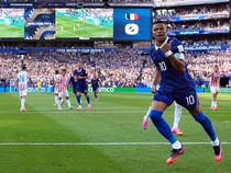 Boneka Mbappe Jadi Sasaran Kemarahan Suporter Paraguay