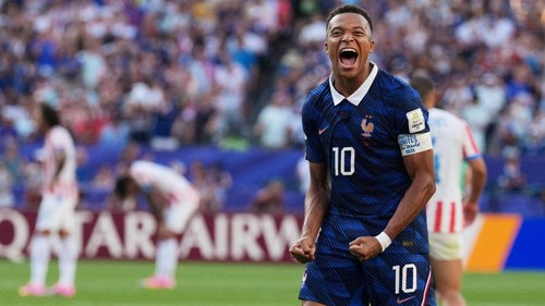 Timnas Prancis memastikan tempat di babak perempat final Piala Dunia 2026 setelah menundukkan Paraguay dengan skor tipis 1-0 pada laga 16 besar di Philadelphia Stadium, Minggu (5/7/2026) dini hari WIB. Gol semata wayang Les Bleus dicetak sang kapten, Kylian Mbappe, melalui eksekusi penalti pada menit ke-70 setelah wasit memberikan hadiah penalti usai meninjau tayangan VAR dan menyatakan Diego Gomez melanggar Desire Doue di kotak terlarang. REUTERS
