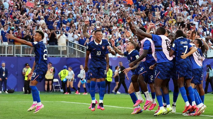 Timnas Prancis memastikan tempat di babak perempat final Piala Dunia 2026 setelah menundukkan Paraguay dengan skor tipis 1-0 pada laga 16 besar di Philadelphia Stadium, Minggu (5/7/2026) dini hari WIB. Gol semata wayang Les Bleus dicetak sang kapten, Kylian Mbappe, melalui eksekusi penalti pada menit ke-70 setelah wasit memberikan hadiah penalti usai meninjau tayangan VAR dan menyatakan Diego Gomez melanggar Desire Doue di kotak terlarang. REUTERS