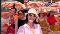 Medina mengungkapkan liburan bersama teman-teman di Italia sebelum ada gelombang panas ekstrem. Kita belum dapat itu, jadi masih enak. Turut prihatin juga buat semua korban. Pas kemarin kita sudah sempat pulang, cuma kemarin saja sudah panas banget, tukas Medina. (Foto: Instagram @medinadinaaa)