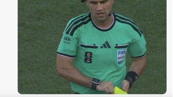 Wajah sang wasit terkenang terus. Foto: X.com