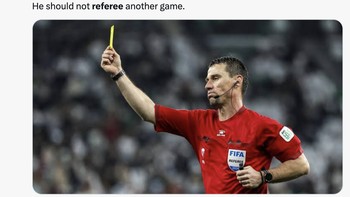 Akun ini menyarankan sang wasit dilarang memimpin pertandingan lain. Foto: X.com