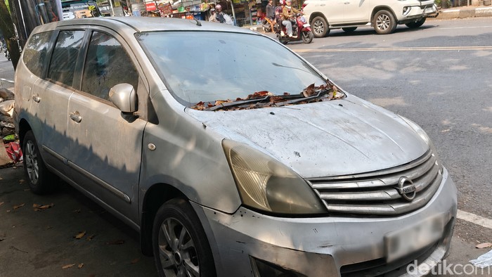 Mobil terparkir berbulan-bulan di Bandung.