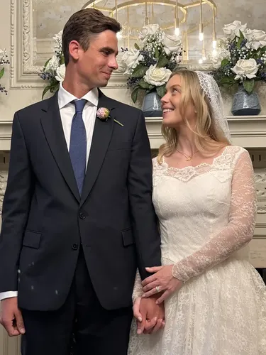 Momen haru Catherine Michelle Bartlett saat mencoba gaun pernikahan lawas sang nenek.  Busana antik ini tetap dipertahankan tanpa permak sedikit pun.