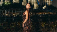 Menoleh ke arah kamera dari samping, NIKI memperlihatkan siluet gaunnya yang indah. Tampak terlihat juga tato beraksara Tionghoa di bahu kirinya. (Foto: dok Instagram nikizevanya)