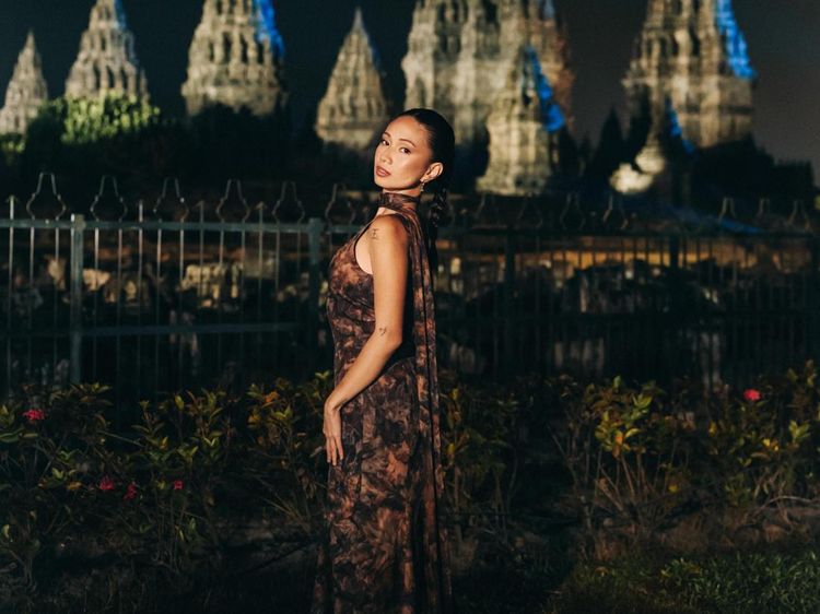 NIKI Memukau Nan Estetik Berlatar Candi Prambanan