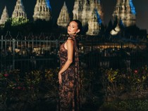 NIKI Memukau Nan Estetik Berlatar Candi Prambanan