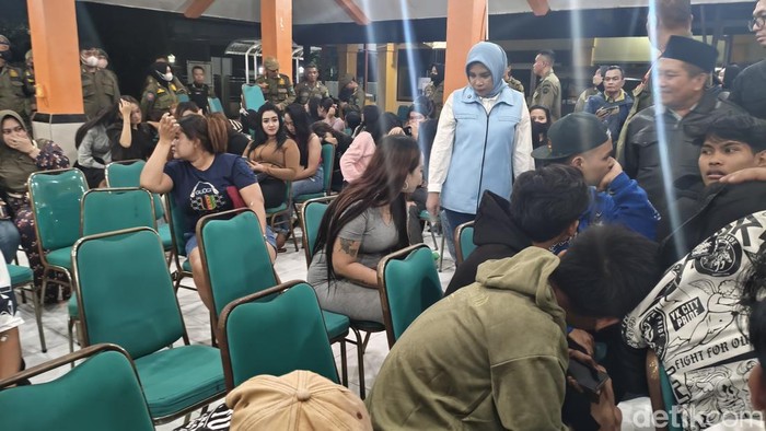 Operasi pekat di kafe Eks Tol Gempol-Porong Sidoarjo dilakukan untuk mencegah penyebaran HIV.