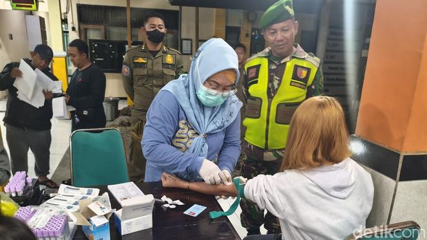 Operasi pekat di kafe Eks Tol Gempol-Porong Sidoarjo dilakukan untuk mencegah penyebaran HIV. Operasi pekat di kafe Eks Tol Gempol-Porong Sidoarjo dilakukan untuk mencegah penyebaran HIV.