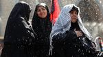 Panas Menyengat, Pelayat Disiram Air Saat Penghormatan Terakhir Ayatollah Ali Khamenei