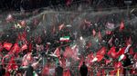 Panas Menyengat, Pelayat Disiram Air Saat Penghormatan Terakhir Ayatollah Ali Khamenei