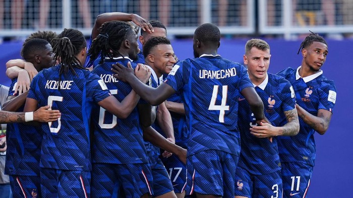 PHILADELPHIA, PENNSYLVANIA - JULY 04: Kylian Mbappe of France (C) celebrates the first team goal with teammates during the FIFA World Cup 2026 Round Of 16 match between Paraguay and France at Philadelphia Stadium on July 04, 2026 in Philadelphia, Pennsylvania. (Photo by Daniela Porcelli/Getty Images)