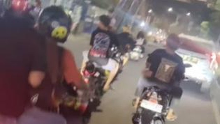 Pemobil dikejar pemotor usai diduga melakukan tabrak lari di Makassar.