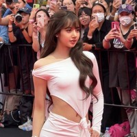 Lisa BLACKPINK menghadapi tuduhan operasi plastik usai menghadiri acara pop-up store Shiseido di Bangkok. Netizen menyorot bentuk hidungnya yang terlihat lebih mancung dari biasanya. Foto: dok. X
