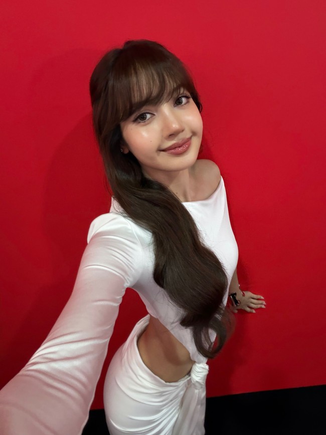 Dalam kesempatan itu, Lisa BLACKPINK memancarkan pesonanya dalam balutan gaun putih. Terdiri dari atasan berpotongan asimetris model one shoulder, dengan rok yang menyapu lantai keluaran brand Vietnam, FANCi Club. Foto: dok. X