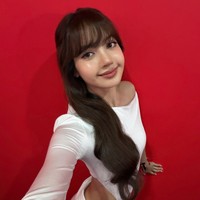 Dalam kesempatan itu, Lisa BLACKPINK memancarkan pesonanya dalam balutan gaun putih. Terdiri dari atasan berpotongan asimetris model one shoulder, dengan rok yang menyapu lantai keluaran brand Vietnam, FANCi Club. Foto: dok. X