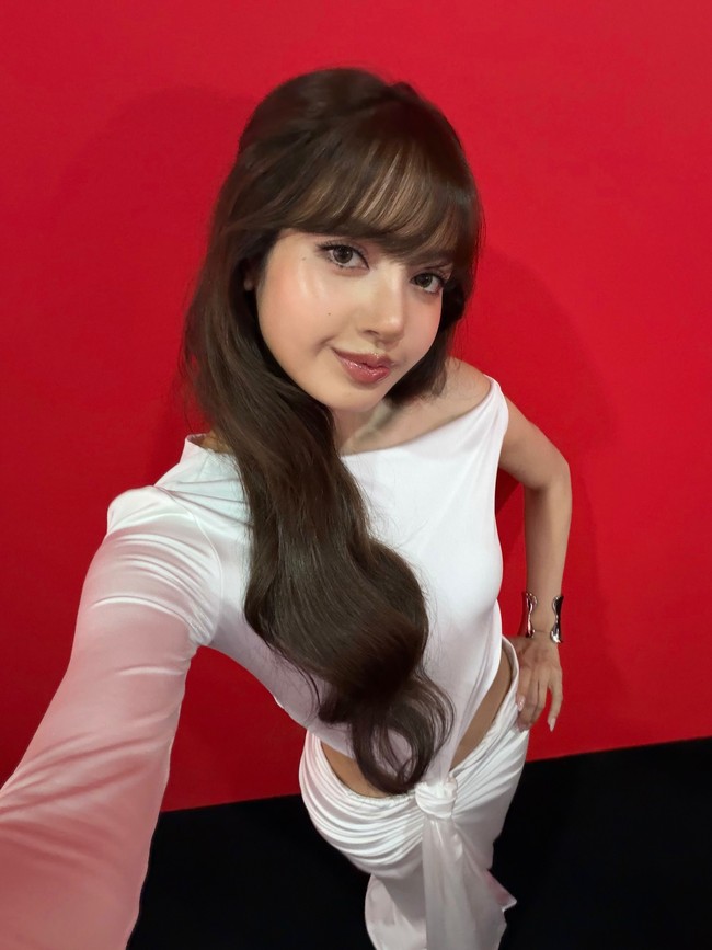 Di sisi lain, banyak penggemar yang membela Lisa BLACKPINK dan menilai bentuk hidungnya terlihat berbeda karena pengaruh makeup. Foto: dok. X