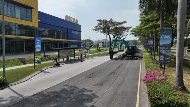 Pengembang JGC mulai perbaiki jalan rusak Pengembang JGC mulai perbaiki jalan rusak