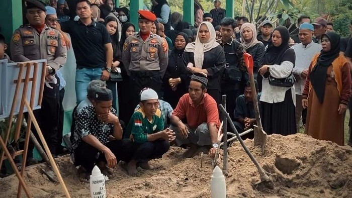 Penghormatan Terakhir untuk Briptu Anumerta Nopandri. (Humas Polres Katingan)