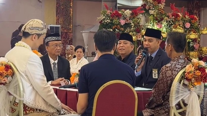 Penghulu Muhammad Zidni Ilmi menggunakan 3 bahasa saat menikahkan WNI dan WN Korea Selatan di Jaksel