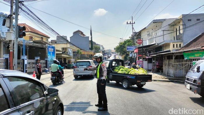 Personel Satlantas Polres Batu melakukan pengaturan lalu lintas di res area Sidomulyo