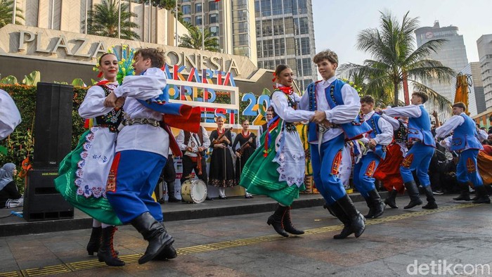 Suasana Car Free Day (CFD) di kawasan Bundaran HI, Jakarta, Minggu (5/7/2026), semakin semarak dengan hadirnya Jakarta World Folklore Festival yang menampilkan pertunjukan seni budaya dari tujuh negara. Ribuan warga yang memadati kawasan tersebut tampak antusias menyaksikan beragam tarian tradisional, alunan musik khas, serta parade kostum berwarna-warni yang mencerminkan kekayaan budaya dari masing-masing negara peserta. Festival ini menjadi bagian dari rangkaian perayaan HUT ke-499 DKI Jakarta sekaligus menyambut Jakarta menuju usia lima abad.