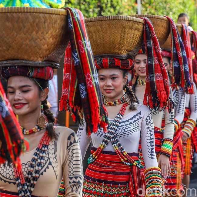 Pesona Budaya Dunia Warnai CFD Jakarta, 7 Negara Tampil Memukau