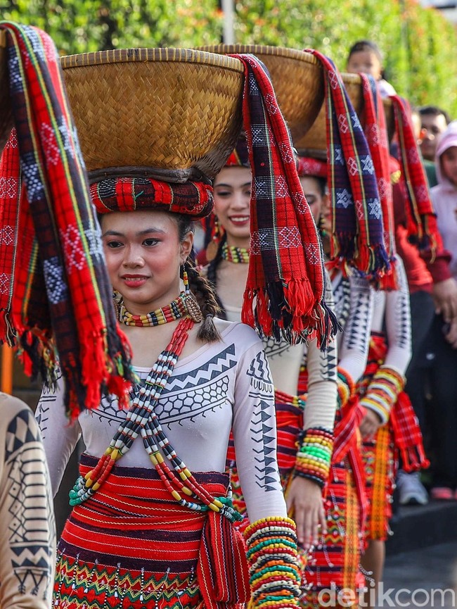 Pesona Budaya Dunia Warnai CFD Jakarta, 7 Negara Tampil Memukau